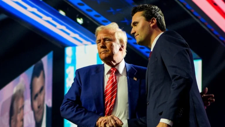 Asesinan al comentarista Charlie Kirk, aliado de Trump, durante un evento en una universidad de EE. UU