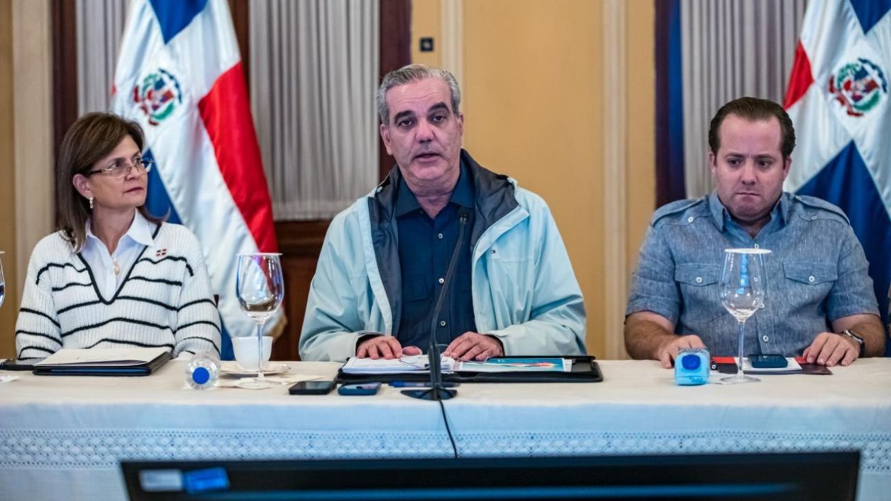 Presidente mantiene suspensión de docencia en todo el país y de labores en las provincias en alerta roja para este viernes