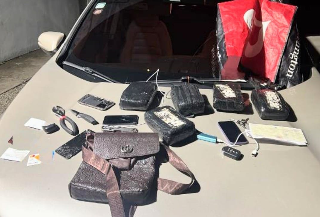 Policía Nacional ocupa cinco pacas de presunta marihuana y apresa a un hombre durante operativo preventivo en Barahona