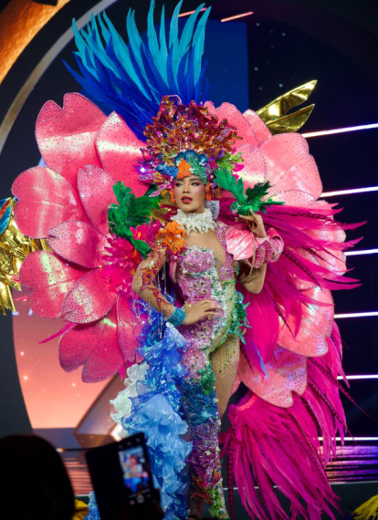 Miss República Dominicana cautiva en Miss Universe con un imponente traje típico de Flor de Bayahibe