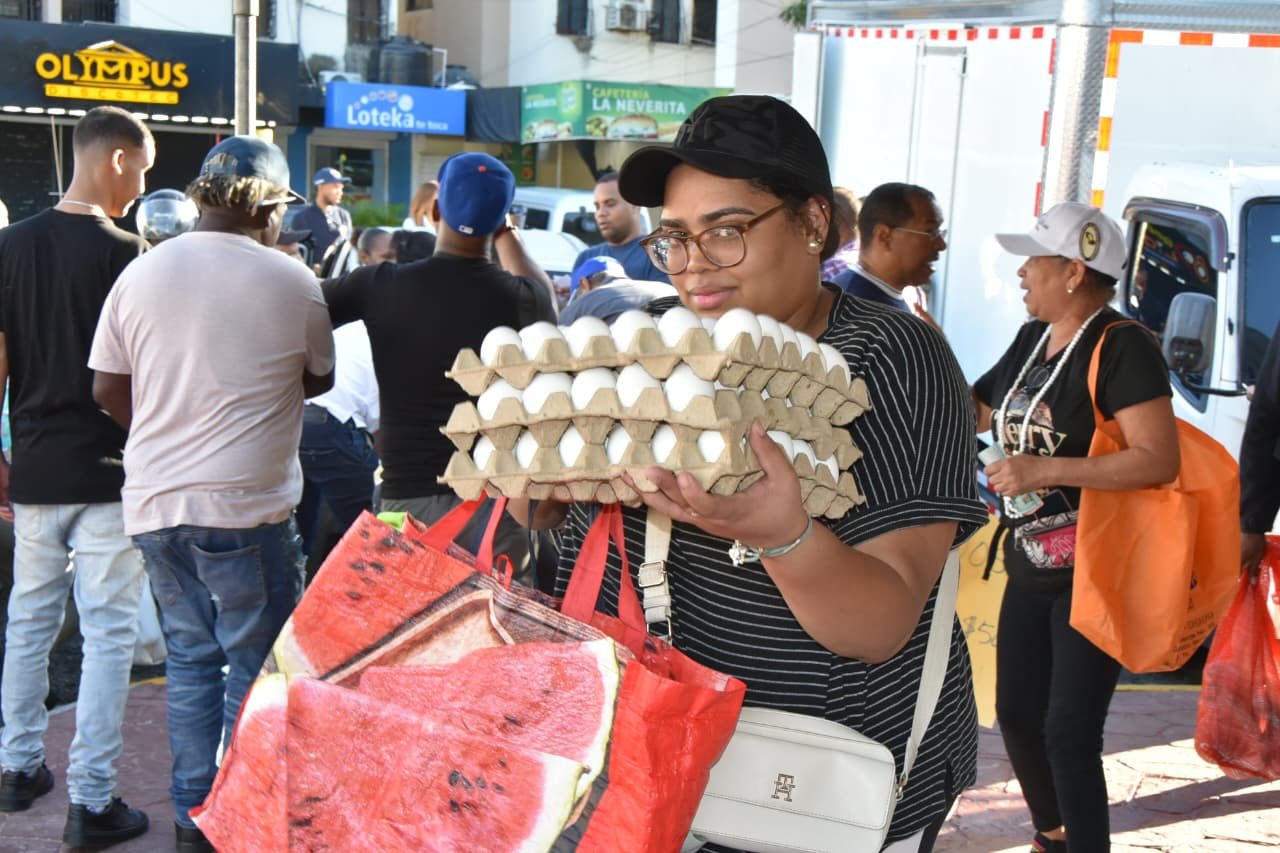 Habitantes de invivienda y barrios aledaños se benefician de Feria Navideña del Frente Agropecuario PRM