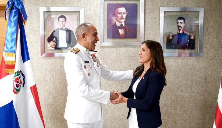 Embajadora de Estados Unidos Leah Campos se reúne con el presidente de la DNCD vicealmirante Cabrera Ulloa