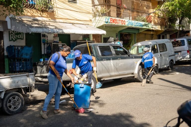 Alcaldía del DN recupera espacios públicos y realiza limpieza en Los Praditos