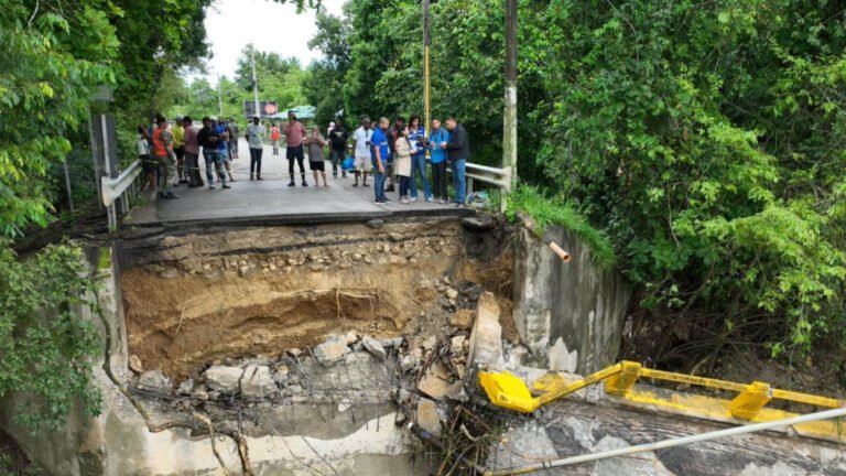 Evalúan daños por colapso del puente de Camú tras lluvias en Puerto Plata