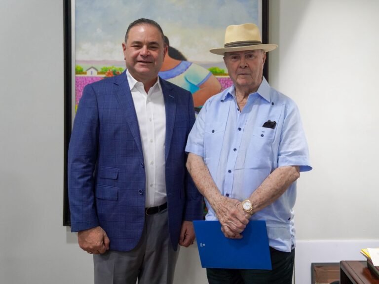 Hipólito Mejía apoya proceso de transformación y mecanización iniciado en Agricultura