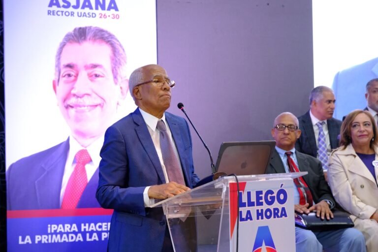 Cierre de campaña de Francisco Acosta congrega a docentes, estudiantes y empleados de Humanidades en la UASD